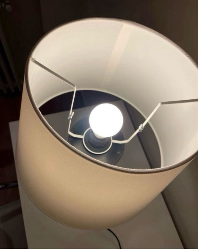 Lámpara de mesa trípode beige y negra