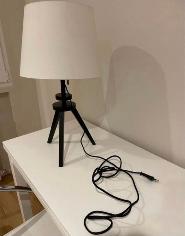 Lámpara de mesa trípode beige y negra