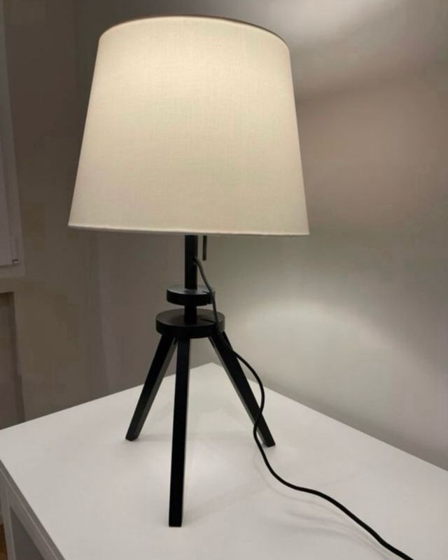 Lámpara de mesa trípode beige y negra