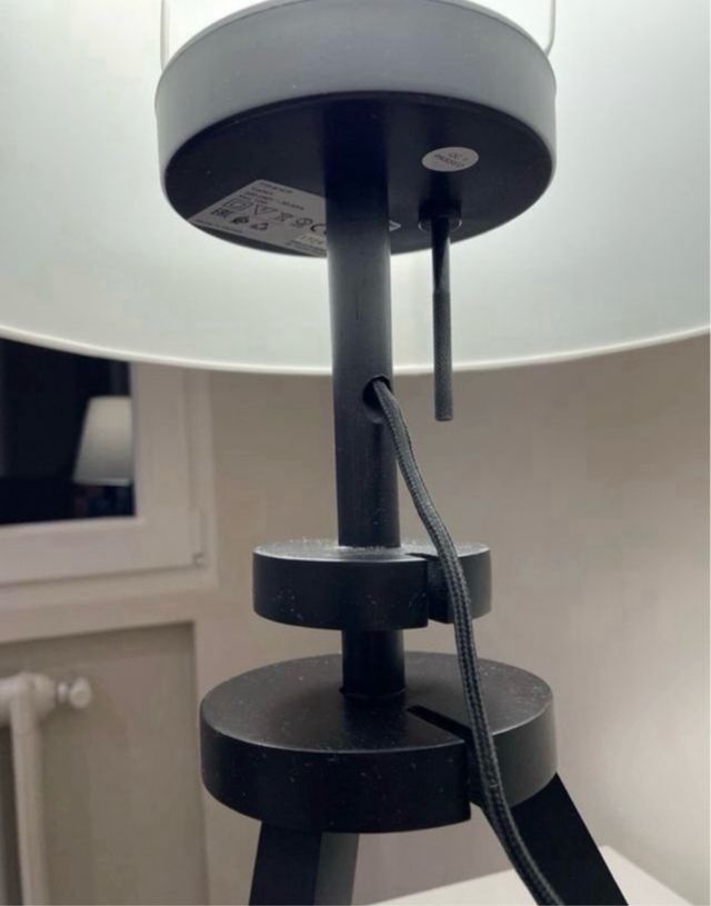 Lámpara de mesa trípode beige y negra