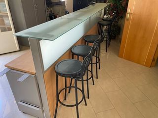 Mostrador de madera, cristal y metal