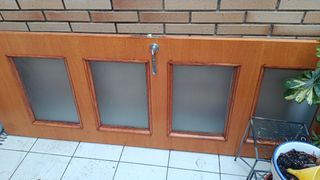 Puerta de madera con 4 cristales gratis
