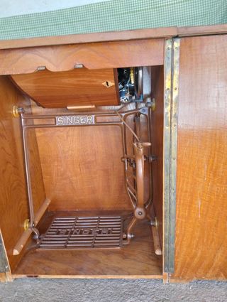 Mueble de madera para máquina de coser