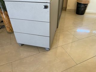 Cajonera metálica de oficina con ruedas