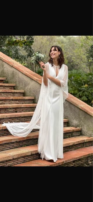 Vestido de novia disponible en varias tallas.