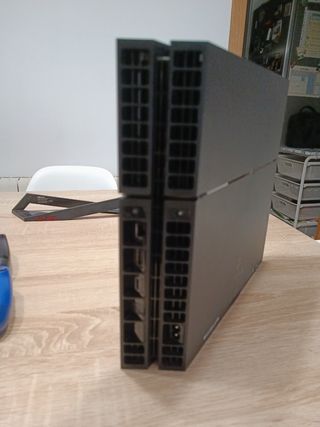 PS4 1TB + 2 Mandos (Negro y Azul) + soporte.