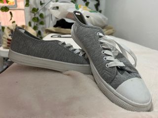 Zapatos tipo Converse grises