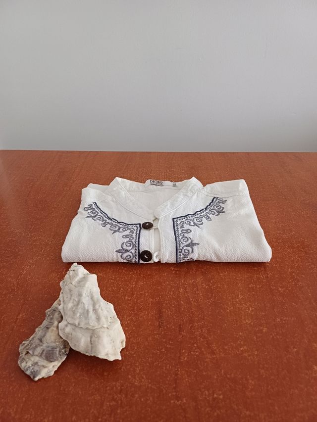 Polo blanco bordado árabe