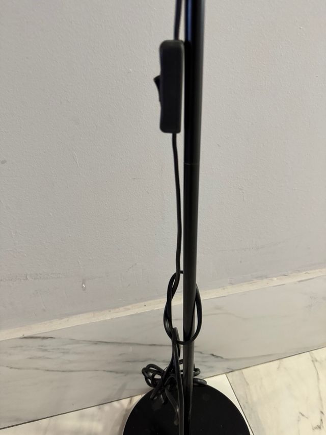 Lámpara de pie flexible negra