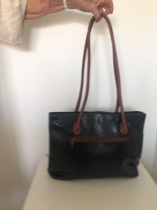 leather handbag of different colours 