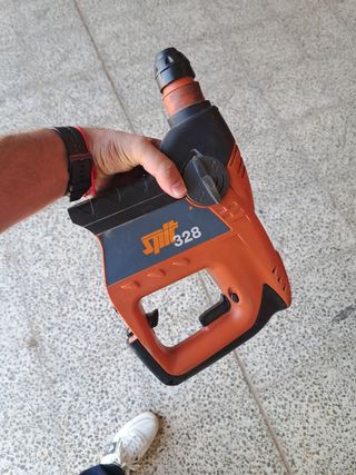 Taladro percutor marca spit modelo 328 a batería c