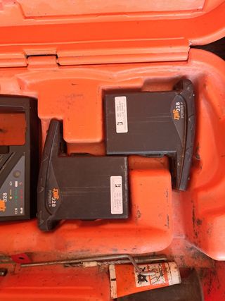Taladro percutor marca spit modelo 328 a batería c