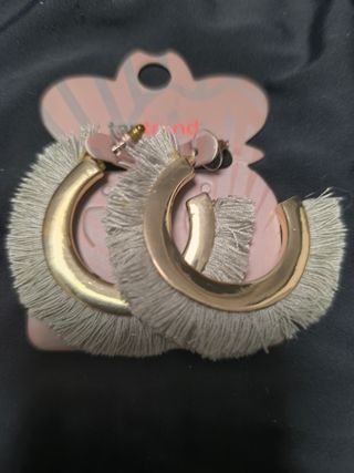 Pendientes aro dorados con flecos grises