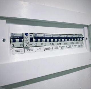 Electricista profesional y económico.