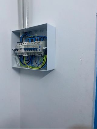 Electricista profesional y económico.