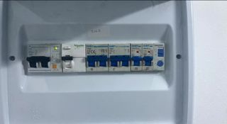 Electricista profesional y económico.