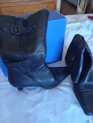 Botas de piel negras