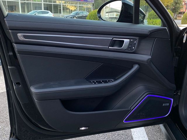 Porsche Panamera 4 E-Hybrid Platinum Edition