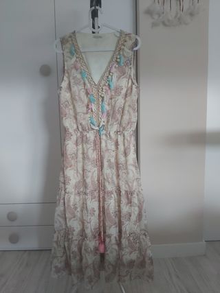 Vestido largo estampado beige y rosa, sin mangas