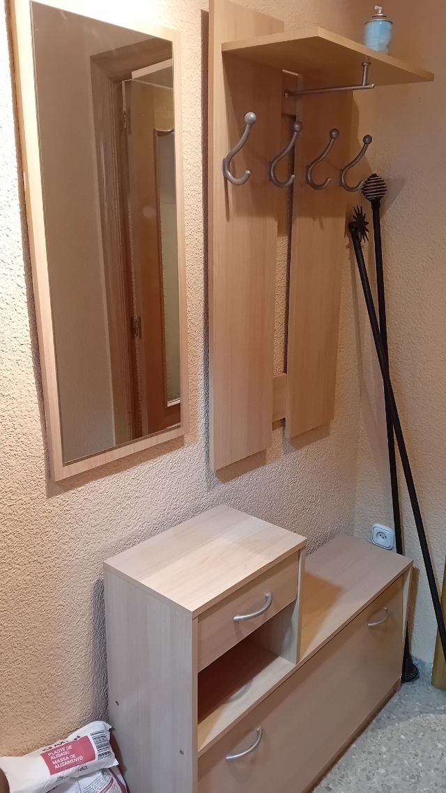 Mueble recibidor con espejo y perchero