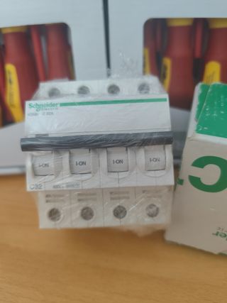 Interruptor Automático Schneider 4P 32A