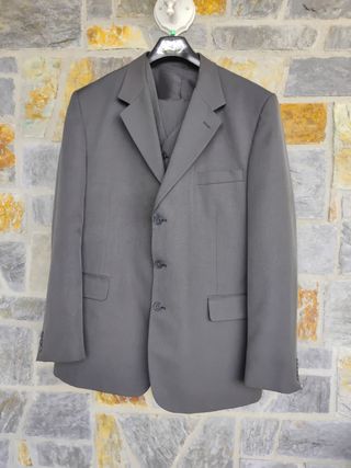 Traje de caballero gris con chaleco talla 58