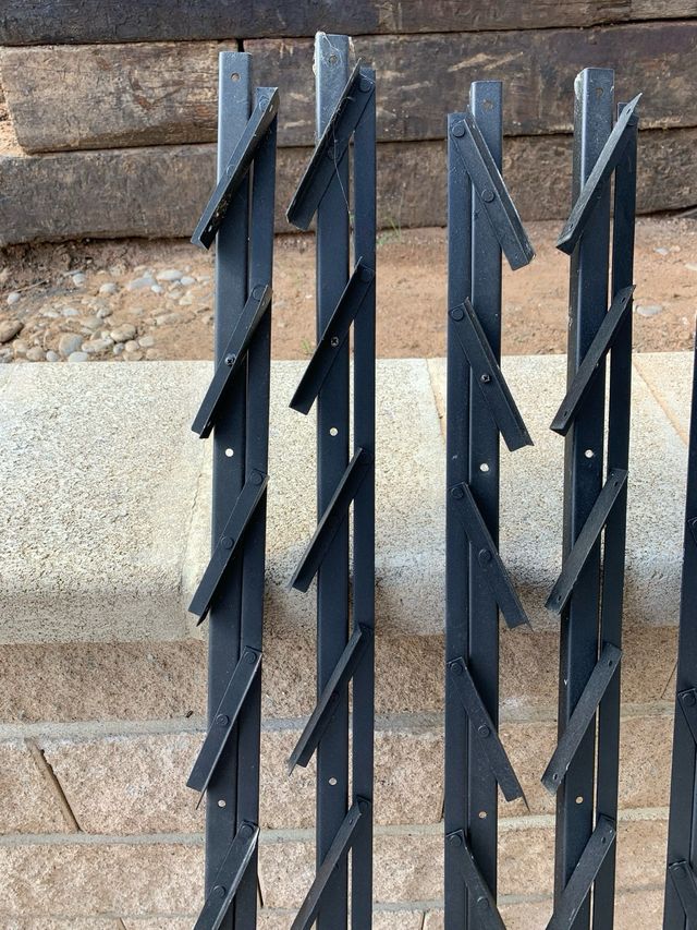 Ventanas venecianas metálicas negras