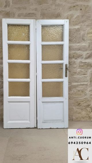 Puerta antigua de madera con cristales