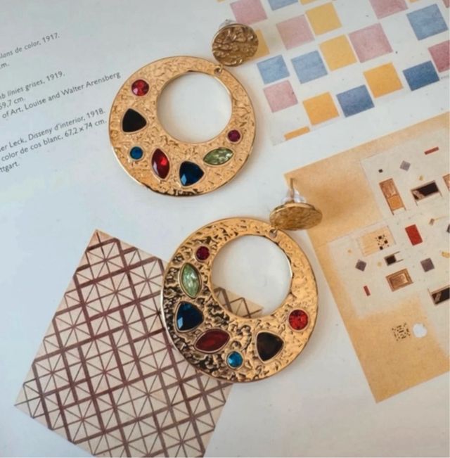 Pendientes vintage dorados con piedras