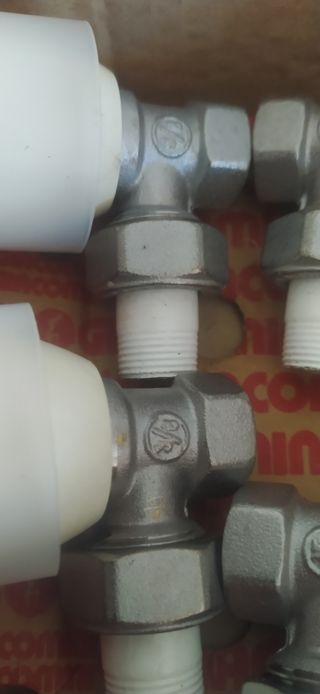 Valvole a squadra Giacomini