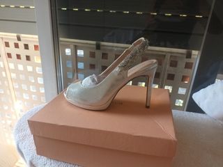 Zapatos de tacón plateados con pedrería