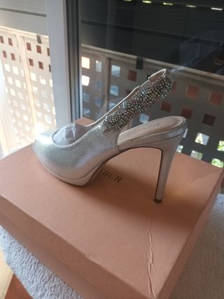 Zapatos de tacón plateados con pedrería