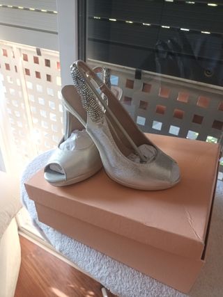 Zapatos de tacón plateados con pedrería