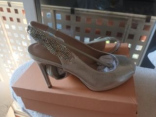 Zapatos de tacón plateados con pedrería