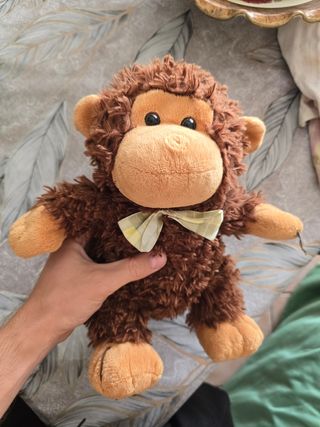Peluche scimmietta con fiocco