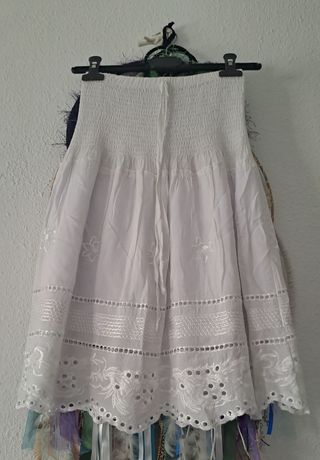 Falda blanca bordada talla S