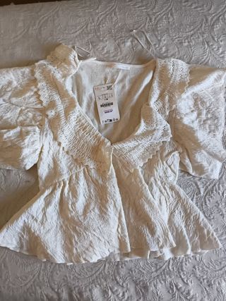 Blusa blanca con volantes talla L