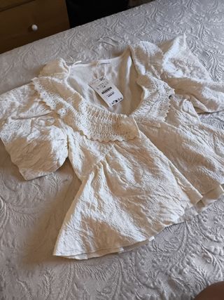 Blusa blanca con volantes talla L