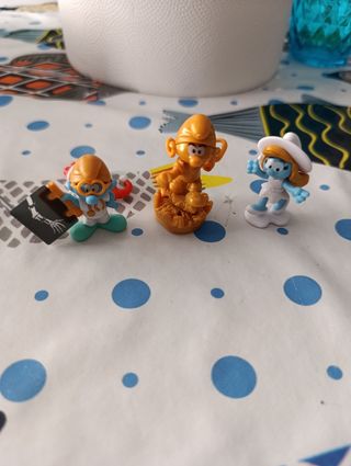 Muñecos Kinder Sorpresa de varias colecciones.