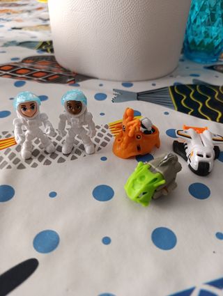 Muñecos Kinder Sorpresa de varias colecciones.