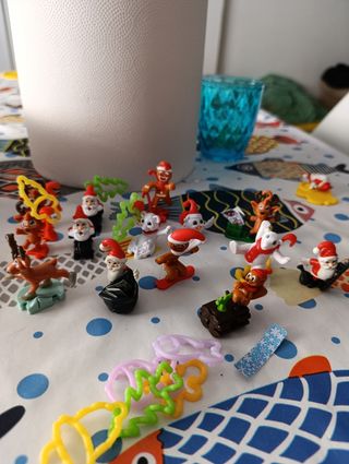 Muñecos Kinder Sorpresa de varias colecciones.