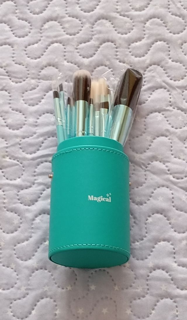 Juego 12 brochas maquillaje con estuche
