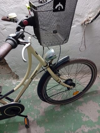 Bicicleta de paseo con cesta