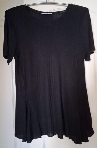 Camiseta ZARA negra canalé peplum manga corta