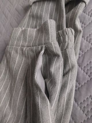 Pantalones Stradivarius grises rayas blancas T.XS
