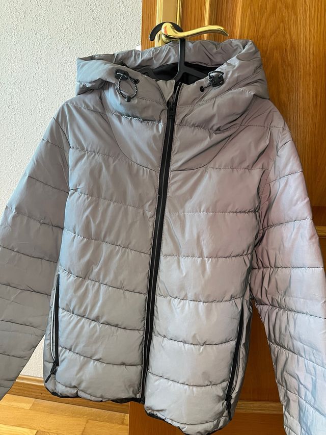Cazadora Bershka plateada talla S, impermeable