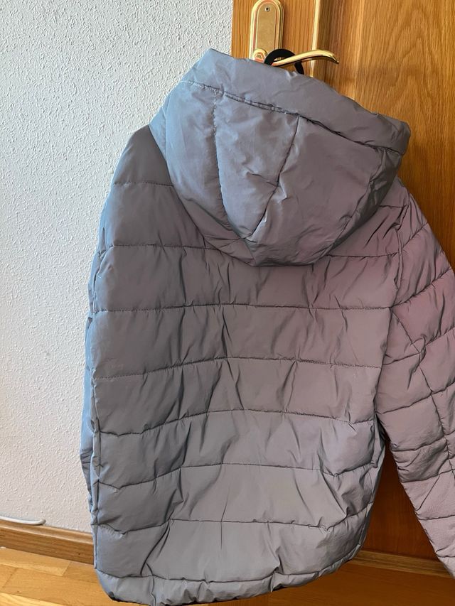 Cazadora Bershka plateada talla S, impermeable