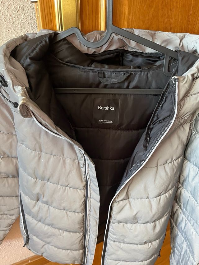 Cazadora Bershka plateada talla S, impermeable