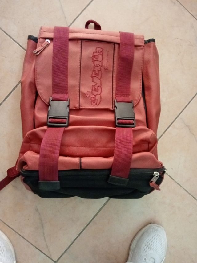 Zaino rosso con cinghie