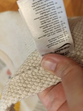 Alfombra infantil león beige y amarillo.